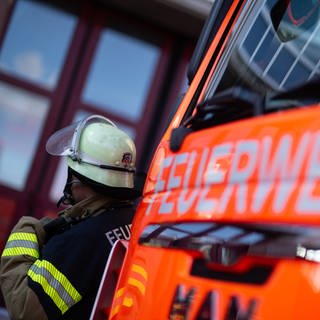 Feuerwehr Stuttgart befreit Mann aus Keller eines Geschäftshauses