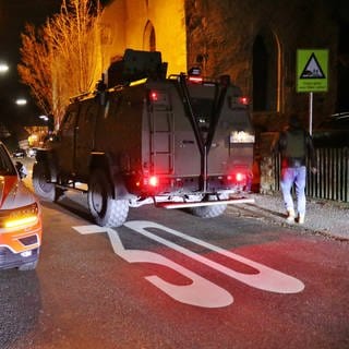 Einsatzfahrzeuge der Polizei bei einem Einsatz in Weinstadt im Rems-Murr-Kreis.
