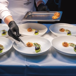 Glänzendes Porzellan bei der Olympiade der Köche in Stuttgart.