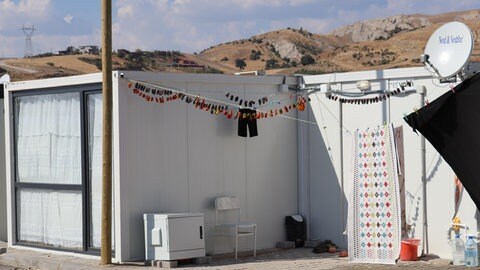 Ein Container in dem Containerdorf in der vom Erdbeben betroffenen Ortschaft Kahramanmaraş in der Türkei.