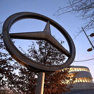 Ein Mercedes Stern, das Logo des Automobilherstellers Mercedes-Benz, steht vor der Niederlassung am Stammwerk.