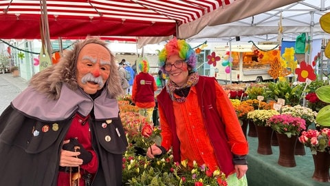 Auf dem närrischen Wochenmarkt in Bad Cannstatt sind am Donnerstag nicht nur die Blumen bunt. 