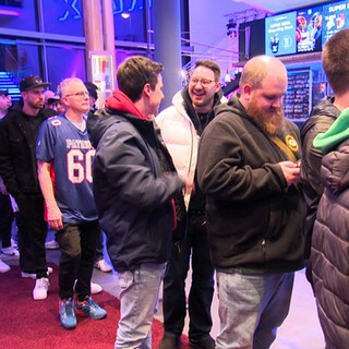 Viele begeisterte Football-Fans strömen zur Superbowl-Übertragung in den Filmpalast Leonberg