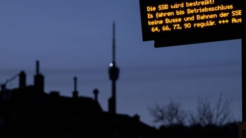 Eine Infotafel an einer Stadtbahnhaltestelle weist auf den Stuttgarter Streik hin. 