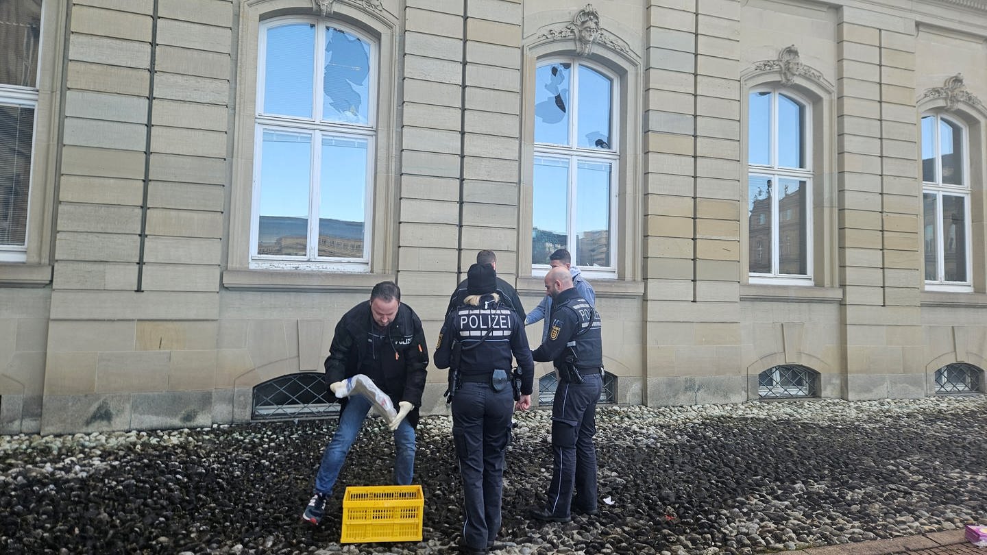 Stuttgart: Zerstörte Fensterscheiben am Neuen Schloss