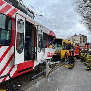 Spurensicherung und ein Gutachter versuchen vor Ort zu klären, wie das Unglück passieren konnte.