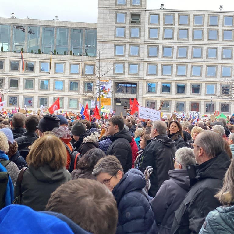 In der Stuttgarter Innenstadt demonstrierten am Samstag Tausende gegen Rechtsextremismus.