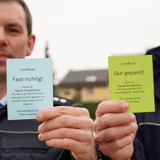 Dennis Hajdu (links) und Alexander Schäfer vom Vollzugsdienst der Stadt Leonberg verteilen "positive Knöllchen" zum Tag der Komplimente am 1. März.