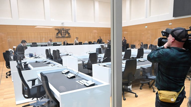 Eritrea-Prozess in Stuttgart-Stammheim: Ein Kameramann filmt in einem Gerichtssaal den Beginn eines Prozesses. 