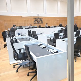 Eritrea-Prozess in Stuttgart-Stammheim: Ein Kameramann filmt in einem Gerichtssaal den Beginn eines Prozesses. 