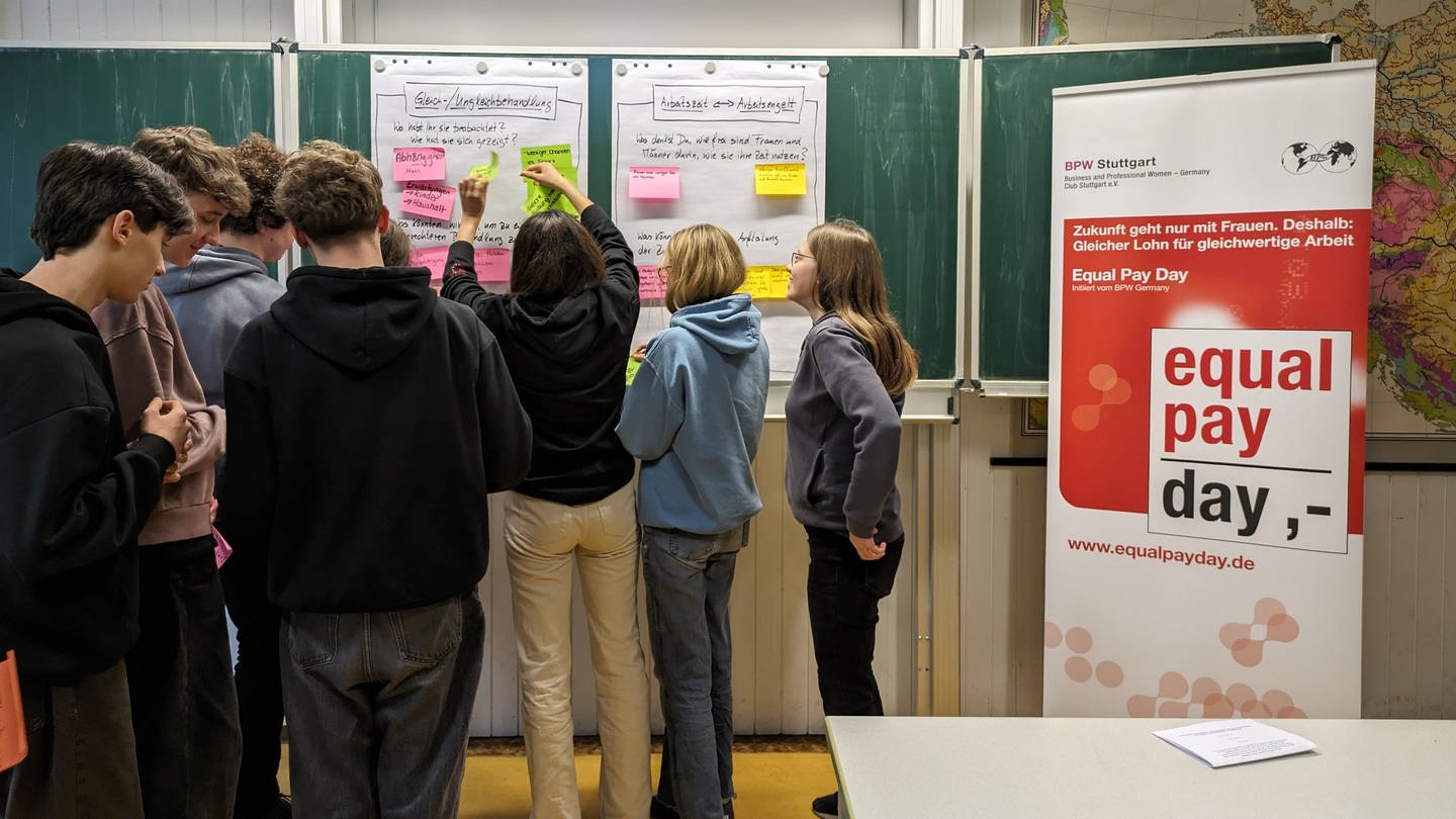 Schüler des Mörike-Gymnasiums in Esslingen setzen sich in einer speziellen Unterrichtsstunde mit der ungleichen Bezahlung von Männern und Frauen auseinander.