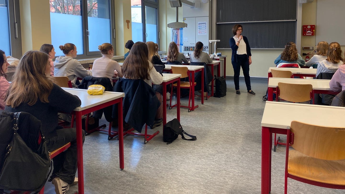 Mädchengymnasium St. Agnes in Stuttgart passt den Unterrichtsplan an die Bahnstreiks an.