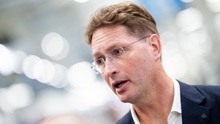 Ola Källenius, Vorstandsvorsitzender Mercedes-Benz Group AG, gibt am Ende des Besuchs von Bundeskanzler Scholz im Mercedes-Benz Werk Sindelfingen im März 2023 ein Statement.