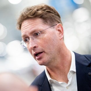 Ola Källenius, Vorstandsvorsitzender Mercedes-Benz Group AG, gibt am Ende des Besuchs von Bundeskanzler Scholz im Mercedes-Benz Werk Sindelfingen im März 2023 ein Statement.