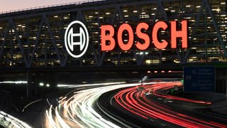 Das Logo des Technologiekonzerns Bosch leuchtet an einem Parkhaus am Flughafen über der Autobahn 8. Der Technologiekonzern und Autozulieferer Bosch legt am 7. Februar vorläufige Geschäftszahlen für das vergangene Jahr vor.