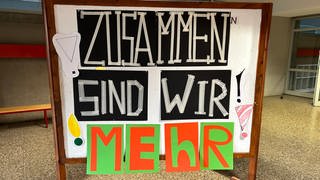 Plakat an der Max-Eyth-Realschule in Backnang nach rechtsextremistischen Schmierereien