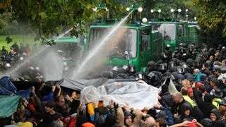 Ein Wasserwerfer spritzt am 30.09.2010 im Schlossgarten in Stuttgart auf Demonstranten, die gegen die geplante Abholzung mehrerer Bäume im Park protestieren. 