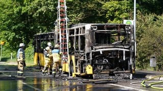 Ein ausgebrannter Linienbus der SSB im Stuttgarter Stadtteil Lederberg: Das Fahrzeug hatte wohl wegen eines technischen Defekts Feuer gefangen.
