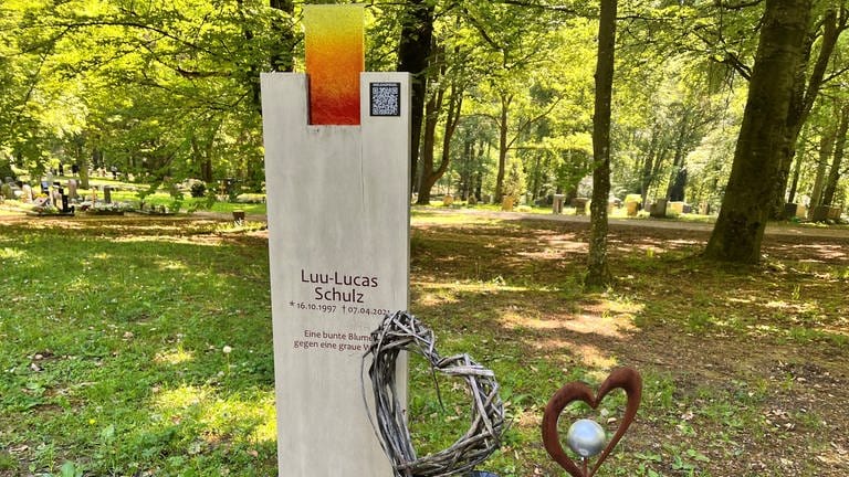 Friedhof Weilimdorf: QR-Code am Grabstein für eine digitale Gedenkseite 
