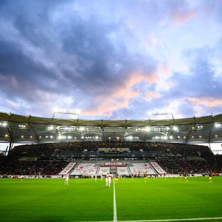 Blick auf die frisch sanierte Haupttribüne der MHP Arena in Stuttgart: Der Umbau des Stadions - auch für die Fußball-EM, die Euro 2024 - kostet die Stadt rund 79 Millionen Euro.