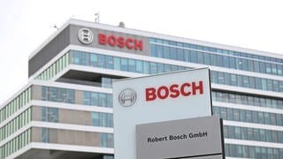 Der Technologiekonzern Bosch baut weniger Stellen ab als geplant. Das teilten das Unternehmen und der Betriebsrat mit. Auf dem Foto ist das Firmengebäude von Bosch zu sehen.
