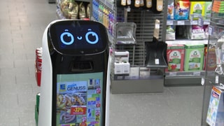 Ein Roboter mit einem Gesicht, der durch den Edeka Markt in Korb fährt.