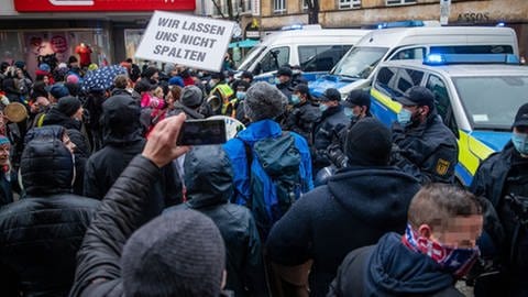 Auch bei Demonstrationen, wie hier in Stuttgart, tauchen hin und wieder Symbole des Ku-Klux-Klans auf. Unten rechts in der Bildecke ist ein Mann zu sehen, der einen Schal mit Zeichen des KKK trägt. 