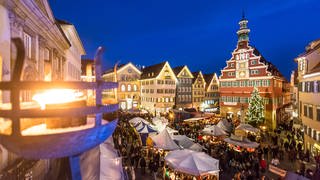 Blick auf den mittelalterlichen Weihnachtsmarkt vor dem Alten Rathaus von Esslingen am Neckar