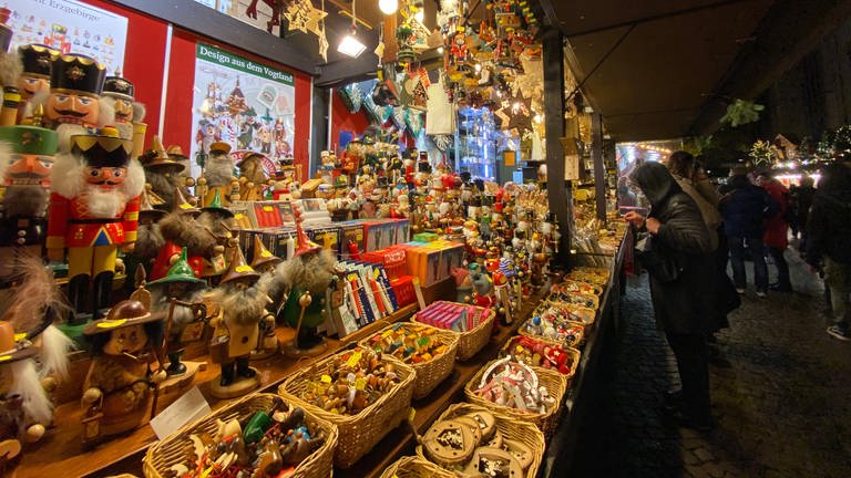 Stuttgarter Weihnachtsmarkt 2022 Stand mit Holzfiguren