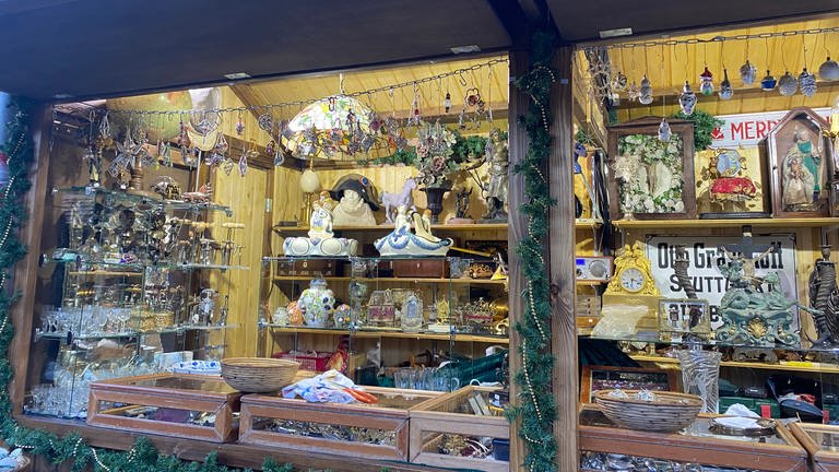 Weihnachtsmarkt Stuttgart 2022 Verkaufsstand Antiquitäten