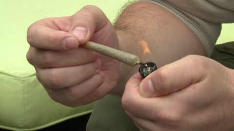 Cannabis Joint wird angezündet
