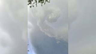 Wolken ziehen sich zu einer Spirale zusammen, aus der ein Tornado werden könnte.