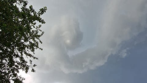Wolkenstrudel am Himmel während eines Gewitters in Allmersbach im Tal
