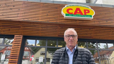 CAP-Vorstand Thomas Heckmann vor dem Supermarkt in Waiblingen-Beinstein. 