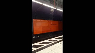 Nach dem Starkregen ist Wasser in den S-Bahntunnel am Hauptbahnhof in Stuttgart gelaufen. 