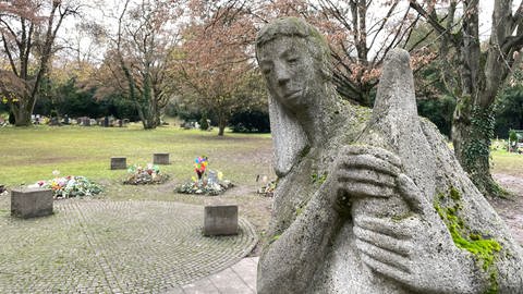 Eine Skulptur auf dem Pragfriedhof in Stuttgart