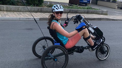 Dank des Therapie-Dreirads kann Julia Tänzler nach ihrer Erkrankung wieder Fahrrad fahren.
