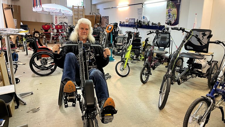 Der 71-jährige Gert Wiedemann auf einem Therapie-Rad in seiner Werkstatt in Eislingen an der Fils.