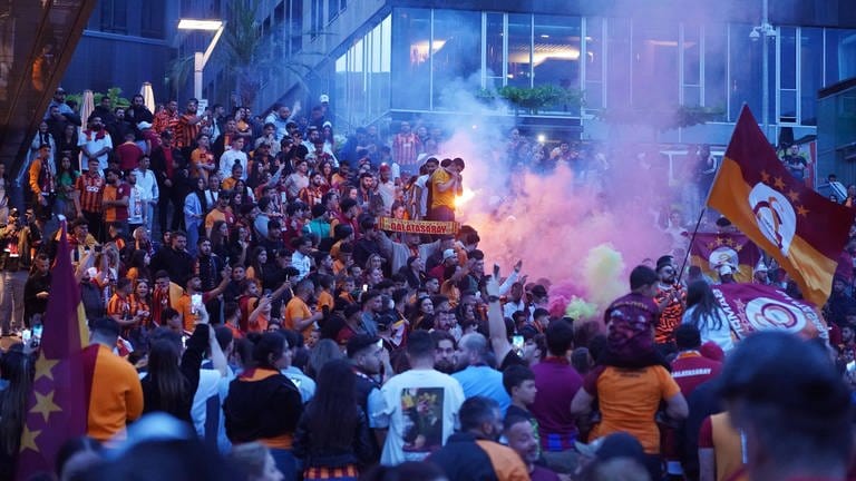 Galatasaray-Fans feiern in Stuttgart die Meisterschaft ihres Vereins.