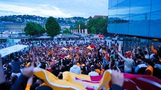 Fans von Galatasaray Istanbul feierten am Sonntagabend die Meisterschaft ihres Clubs auf dem Stuttgarter Schlossplatz.