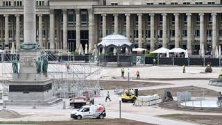 Tausende Einsatzkräfte sollen Stuttgart während der Euro 2024 sicher machen - unter anderem beim Public Viewing am Schlossplatz, das bereits aufgebaut wird.
