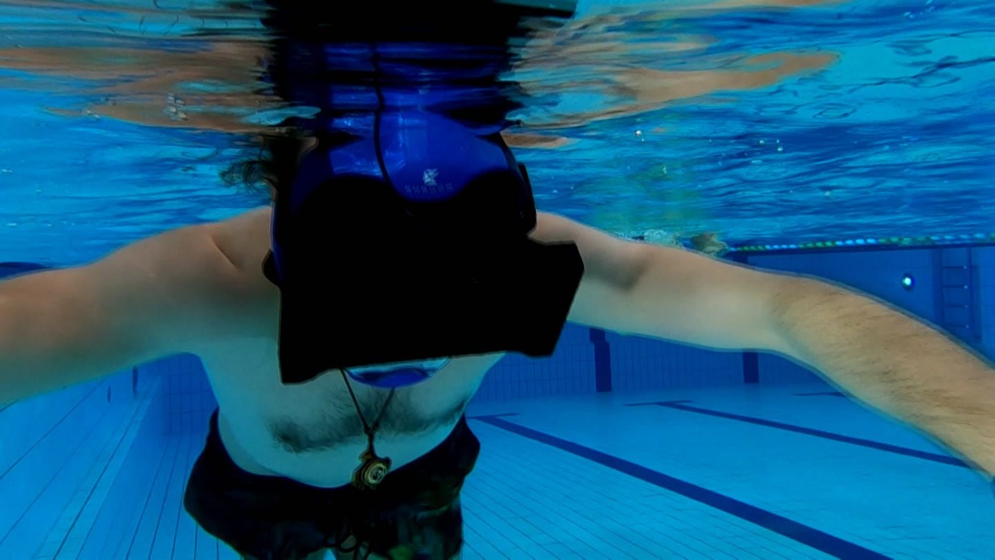 Frei schwimmen und dabei per Virtual Reality in Unterwasserwelten abtauchen ist im Fildorado möglich.