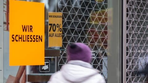Leerstand: Ein Plakat weist Ende November 2023 auf die Schließung eines Einzelhandelsgeschäfts in der Königstraße hin.
