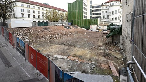In der Königstraße, Ecke Schulstraße, klafft eine riesige Baulücke. Nach der Signa-Pleite muss hier wohl ein neuer Investor übernehmen. (Archivbild)