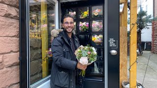 Florist Ilias Zayakh vor seinem neuen Blumenautomaten in Stuttgart-West