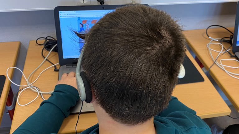 Junge aus Flüchtlingsklasse in Weil der Stadt lernt Deutsch am Computer.