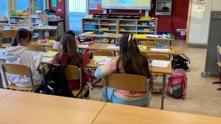 Schülerinnen lernen in der Vorbereitungsklasse für Geflüchtete an der Heinrich-Steinhöwel-Schule in Weil der Stadt Deutsch