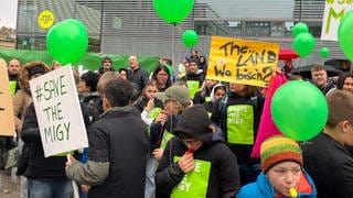 Rund 200 Jugendliche, Eltern und Lehrkräfte haben für den Erhalt des Michelberg-Gymnasiums in Geislingen an der Steige (Kreis Göppingen) in Stuttgart demonstriert.