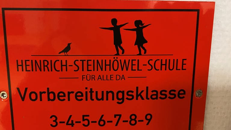 Schild vor Klassenzimmer einer Vorbereitungsklasse für Geflüchtete.