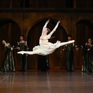 Elisa Badenes im Grand Jeté in der Rolle der Julia in John Crankos Romeo & Julia